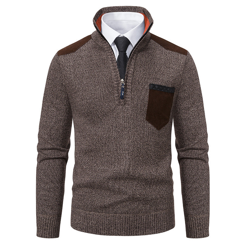 Maglione marrone da uomo con zip, dettagli in pelle scamosciata, tasca sul petto, colletto alto, abbinato a camicia bianca e cravatta nera.