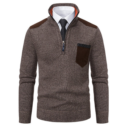 Maglione marrone da uomo con zip, dettagli in pelle scamosciata, tasca sul petto, colletto alto, abbinato a camicia bianca e cravatta nera.