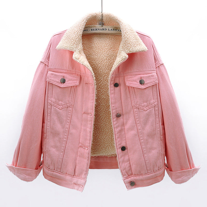 Giacca di jeans rosa con fodera in pelliccia sintetica, colletto ampio, bottoni metallici, tasche frontali. Moda autunnale, abbigliamento casual.