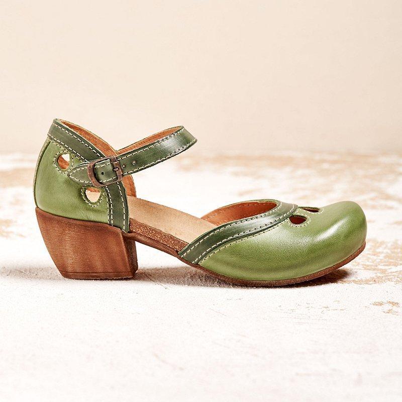 Scarpa verde in pelle con tacco in legno, cinturino regolabile e dettagli traforati. Design vintage, calzature donna eleganti e comode.