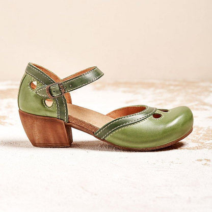 Scarpa verde in pelle con tacco in legno, cinturino regolabile e dettagli traforati. Design vintage, calzature donna eleganti e comode.