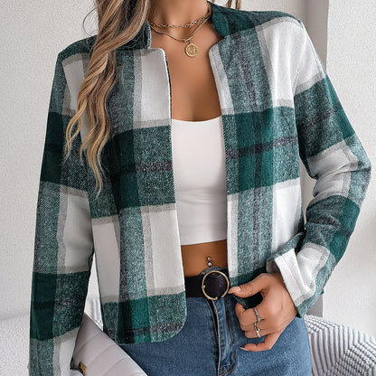 Donna con giacca a quadri verde e bianca, top bianco, jeans blu e borsa bianca. Moda autunnale casual, stile moderno e chic.