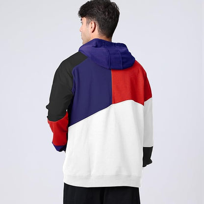 Uomo con felpa multicolore a blocchi di colore rosso, blu, nero e bianco, vista posteriore. Moda casual, abbigliamento streetwear.