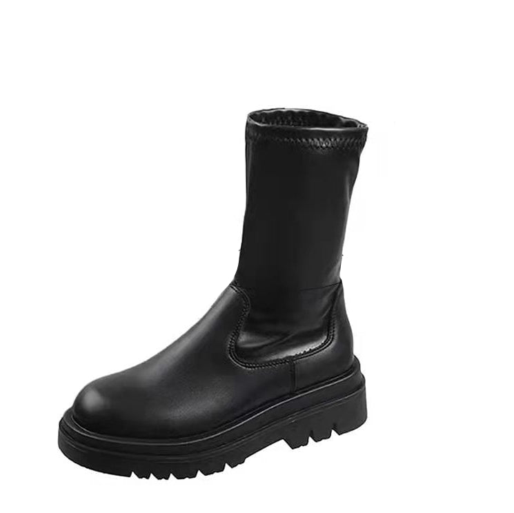 Stivale nero in pelle con suola spessa, design moderno e minimalista. Calzatura elegante e resistente, ideale per moda autunno-inverno.