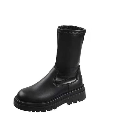 Stivale nero in pelle con suola spessa, design moderno e minimalista. Calzatura elegante e resistente, ideale per moda autunno-inverno.