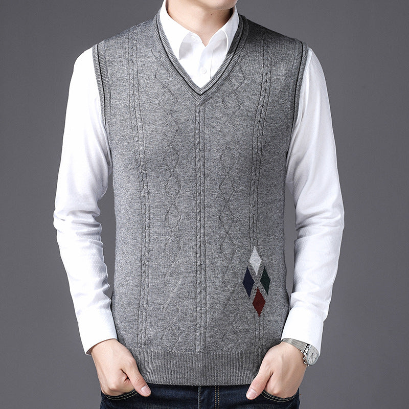 Gilet uomo grigio in maglia con motivo rombi, indossato su camicia bianca. Elegante abbigliamento casual, ideale per l'autunno e l'inverno.