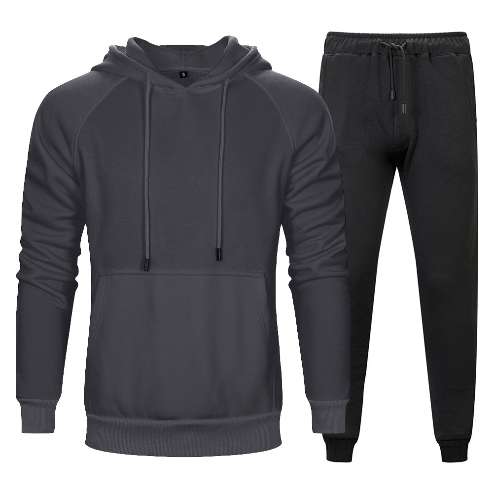 Set tuta sportiva uomo grigio scuro, felpa con cappuccio e pantaloni jogger. Abbigliamento casual, comodo e moderno per attività sportive e tempo libero.