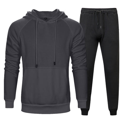 Set tuta sportiva uomo grigio scuro, felpa con cappuccio e pantaloni jogger. Abbigliamento casual, comodo e moderno per attività sportive e tempo libero.