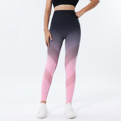 Donna in leggings sportivi rosa e neri, top nero, scarpe bianche. Abbigliamento fitness, moda activewear, stile moderno.