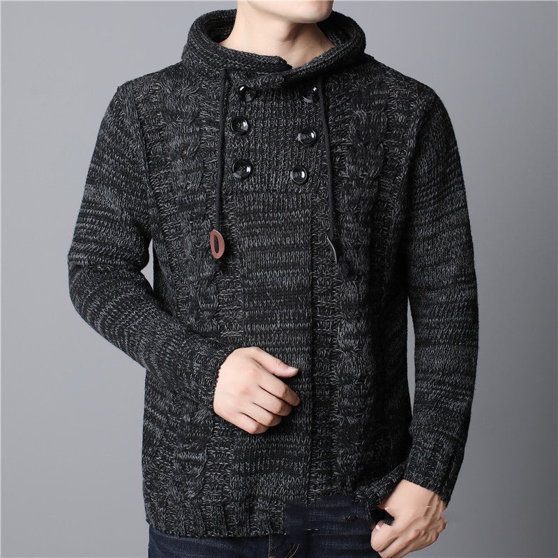 Maglione uomo invernale grigio scuro, lavorato a maglia, con cappuccio e bottoni decorativi. Stile casual, moda maschile autunno-inverno.