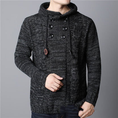 Maglione uomo invernale grigio scuro, lavorato a maglia, con cappuccio e bottoni decorativi. Stile casual, moda maschile autunno-inverno.