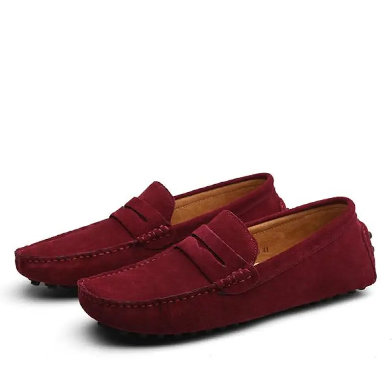 Mocassini uomo in pelle scamosciata rossa, design elegante e casual, suola antiscivolo, ideali per look estivi e autunnali. Scarpe moda uomo.