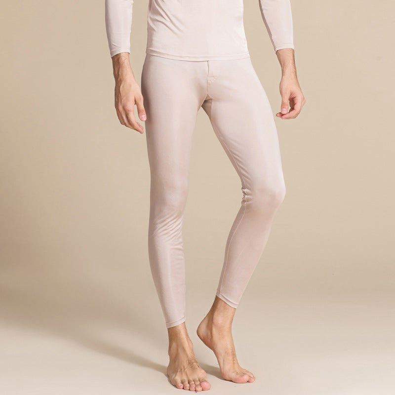 Uomo in leggings termici beige, abbigliamento intimo invernale, moda maschile, comfort e calore, abbigliamento sportivo, tessuto elasticizzato.