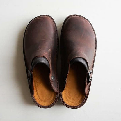 Scarpe in pelle marrone, design slip-on, suola interna arancione, stile casual, moda uomo, calzature artigianali, eleganti e confortevoli.