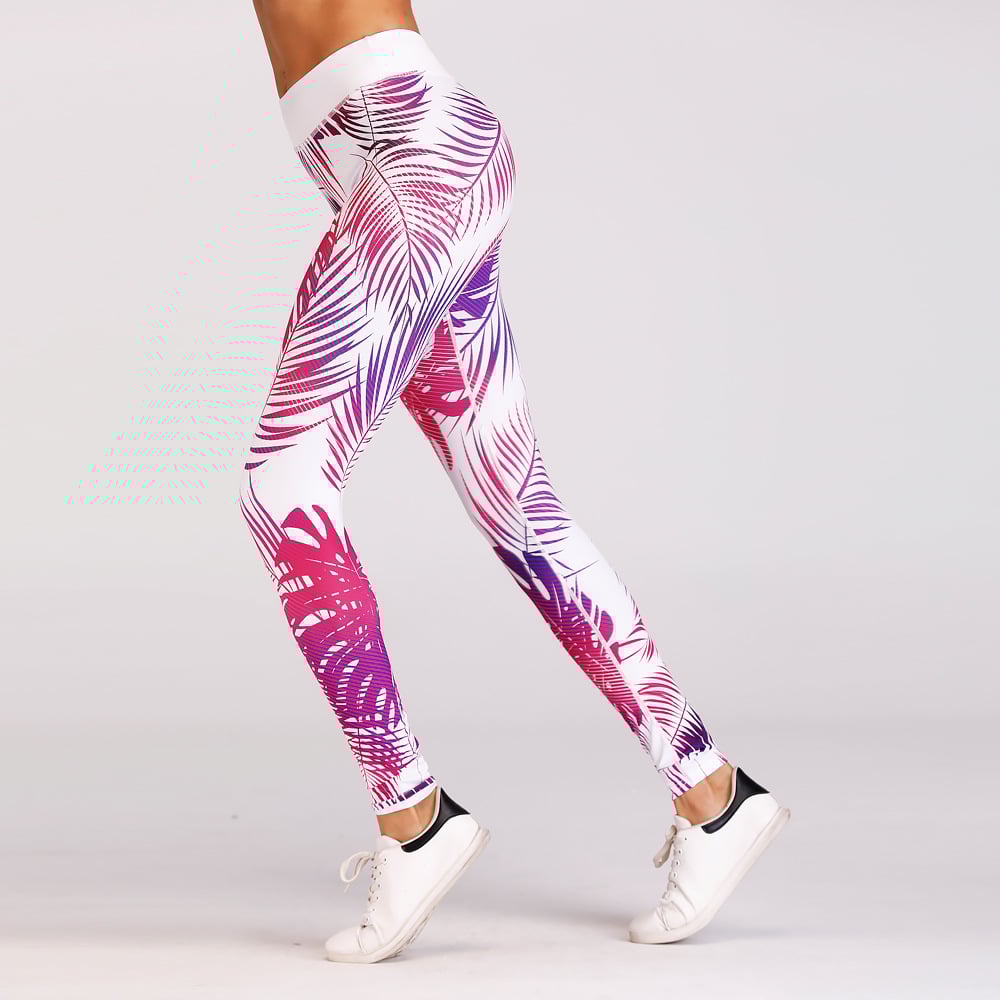 Leggings sportivi donna con stampa foglie tropicali rosa e viola, abbinati a scarpe da ginnastica bianche. Abbigliamento fitness alla moda.