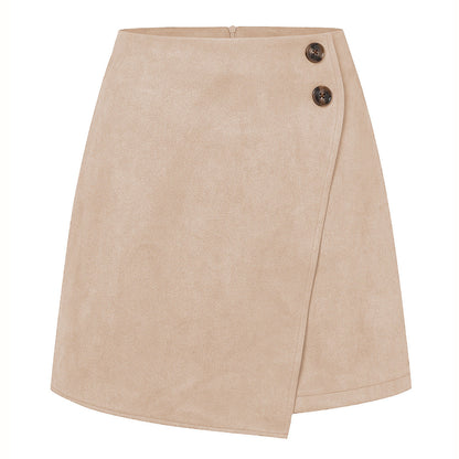 Gonna corta beige in suede con design a portafoglio e due bottoni decorativi. Elegante e versatile, ideale per look casual e formali.