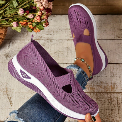 Scarpe da donna viola in maglia traspirante, suola bianca, indossate con jeans. Design casual, comode per passeggiate e attività quotidiane.