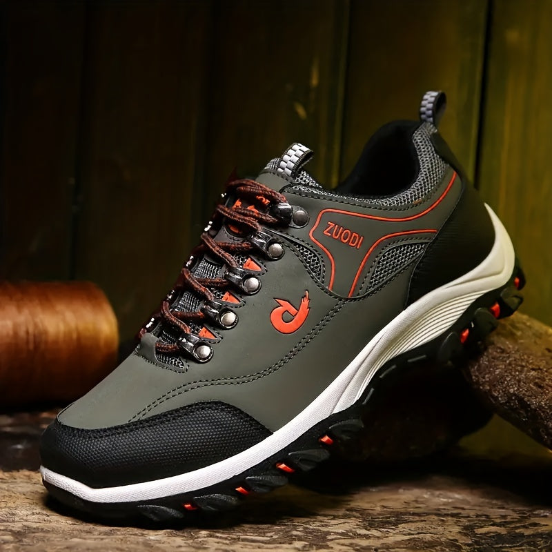 Scarpa da trekking verde e nera con dettagli rossi, suola robusta e marchio "ZUODI". Ideale per escursioni, outdoor, avventura.