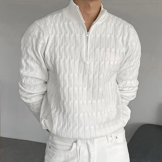 Maglione bianco a coste con zip, indossato da una persona. Moda uomo, abbigliamento casual elegante, stile autunnale.