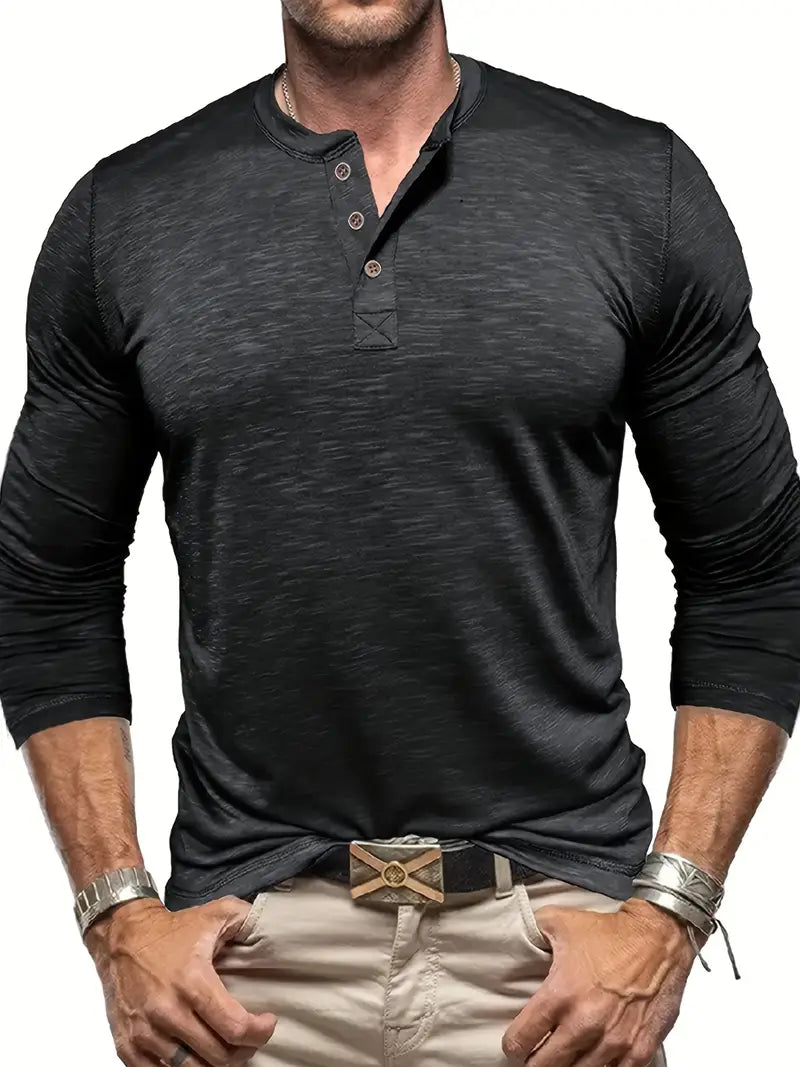 Uomo con maglia nera a maniche lunghe e pantaloni beige, indossa bracciali e cintura con fibbia decorativa. Moda casual maschile elegante.