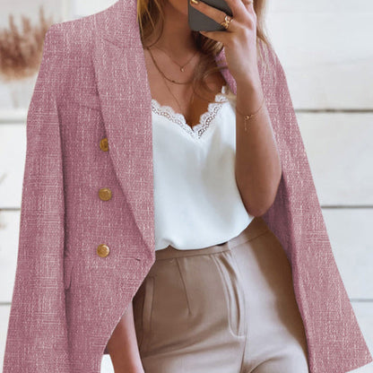 Donna con blazer rosa, top bianco in pizzo e pantaloni beige. Moda elegante, abbigliamento femminile, stile casual chic.