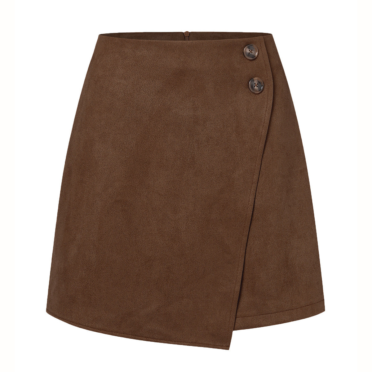 Gonna corta marrone in pelle scamosciata con design a portafoglio e due bottoni decorativi. Moda donna, abbigliamento autunnale elegante.