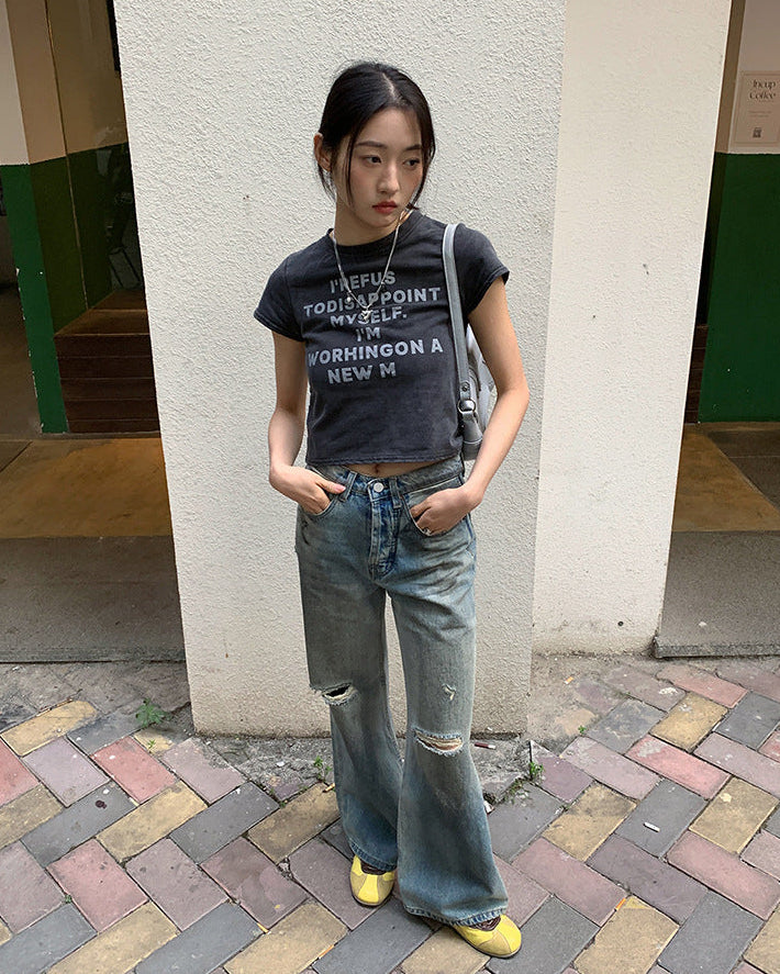 Damejeans i denim med lige ben og retro stil med slidmærker