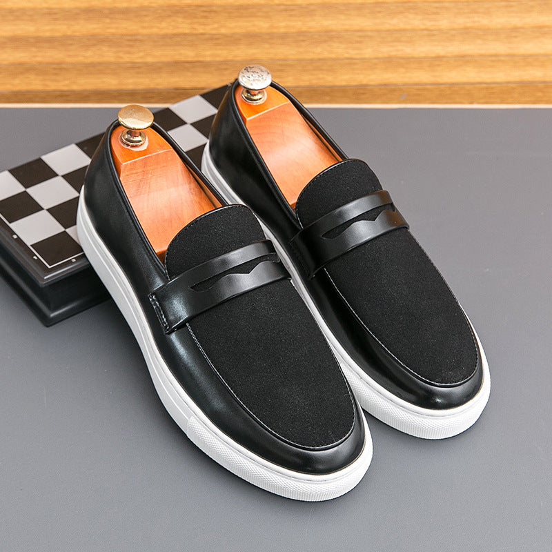 Scarpe mocassini uomo in pelle nera con suola bianca, design elegante e moderno, ideali per look casual e formali. Scarpe da uomo di tendenza.