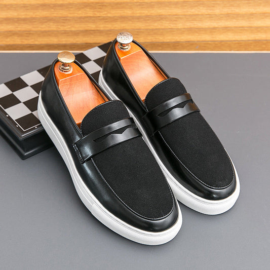 Scarpe mocassini uomo in pelle nera con suola bianca, design elegante e moderno, ideali per look casual e formali. Scarpe da uomo di tendenza.