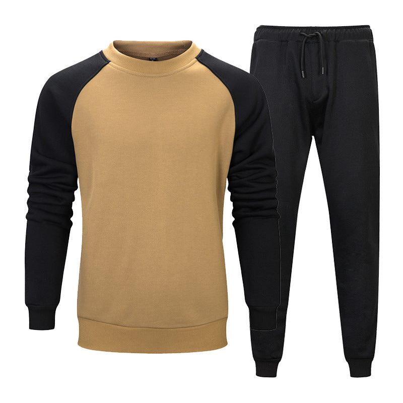 Tuta sportiva uomo, felpa beige con maniche nere e pantaloni neri. Abbigliamento casual, comodo per palestra o tempo libero.