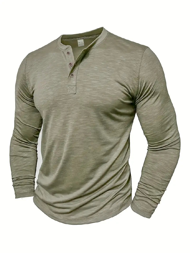 Maglia uomo verde oliva a maniche lunghe, stile Henley, con tre bottoni. Tessuto leggero e casual, ideale per moda maschile autunnale.