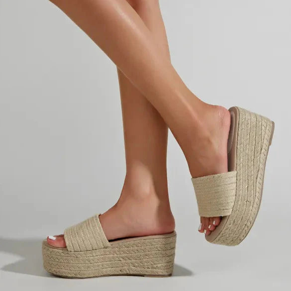 Sandali platform donna in rafia beige, design estivo, tacco alto, suola intrecciata, moda casual, calzature eleganti per look estivi.