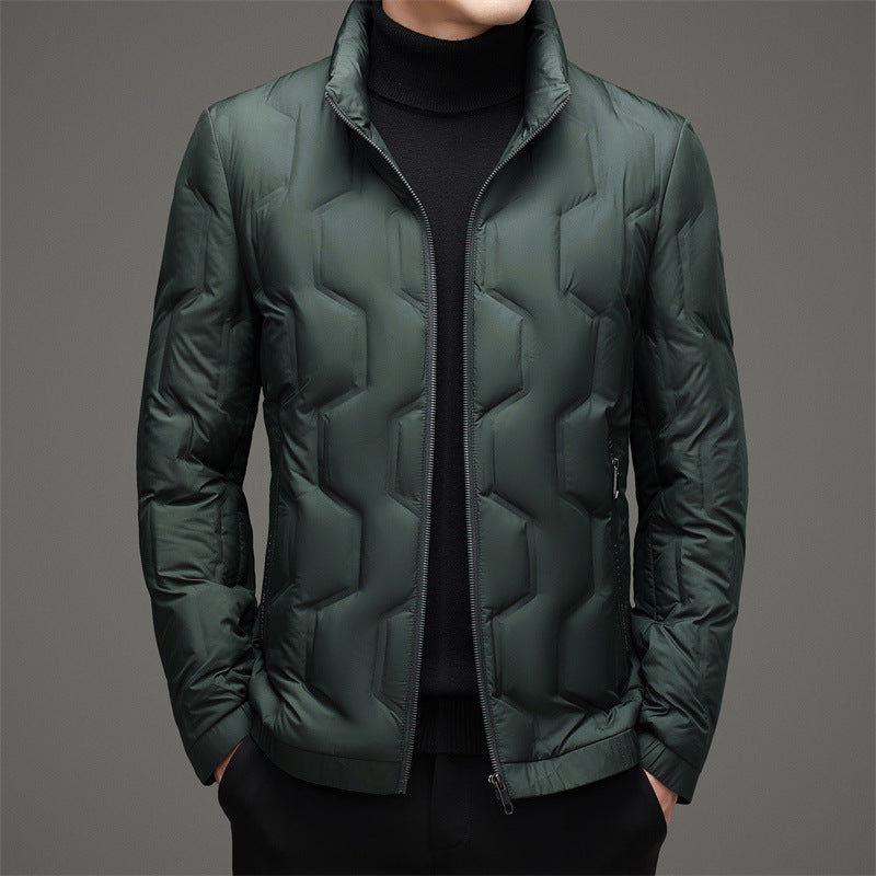 Giacca invernale verde scuro da uomo, imbottita e trapuntata, con zip frontale. Elegante e calda, ideale per la moda maschile invernale.