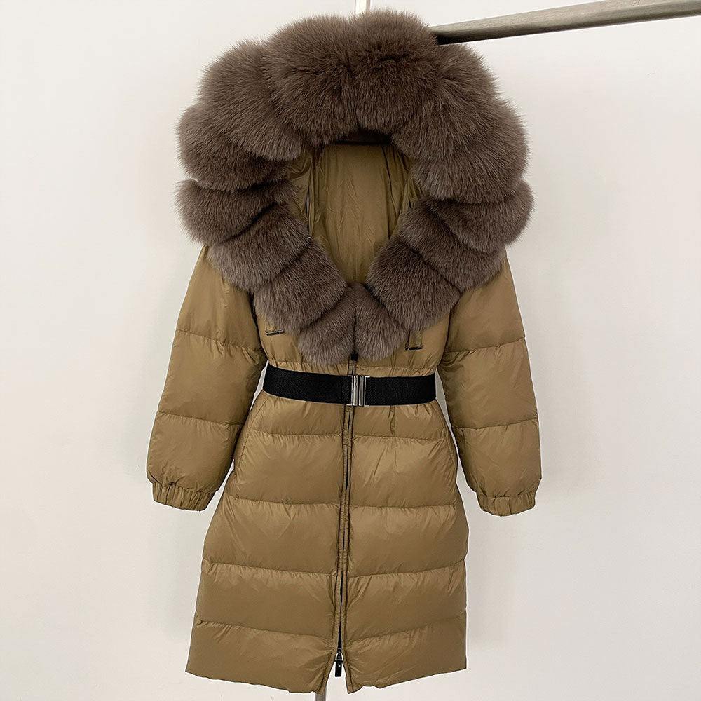 Piumino lungo marrone con cappuccio in pelliccia sintetica, cintura nera, design elegante e caldo, ideale per l'inverno. Moda donna, giacca imbottita.