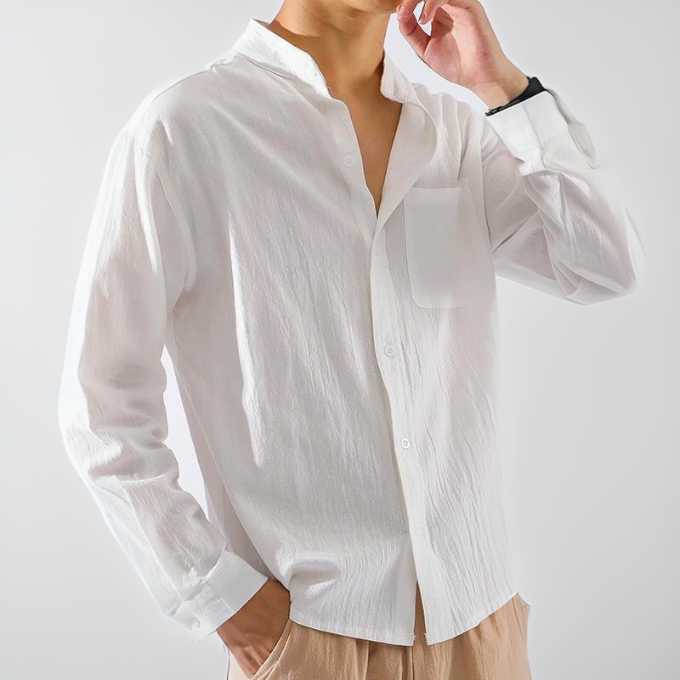 Camicia bianca uomo in cotone, maniche lunghe, colletto alla coreana, taschino frontale, stile casual elegante, moda maschile contemporanea.