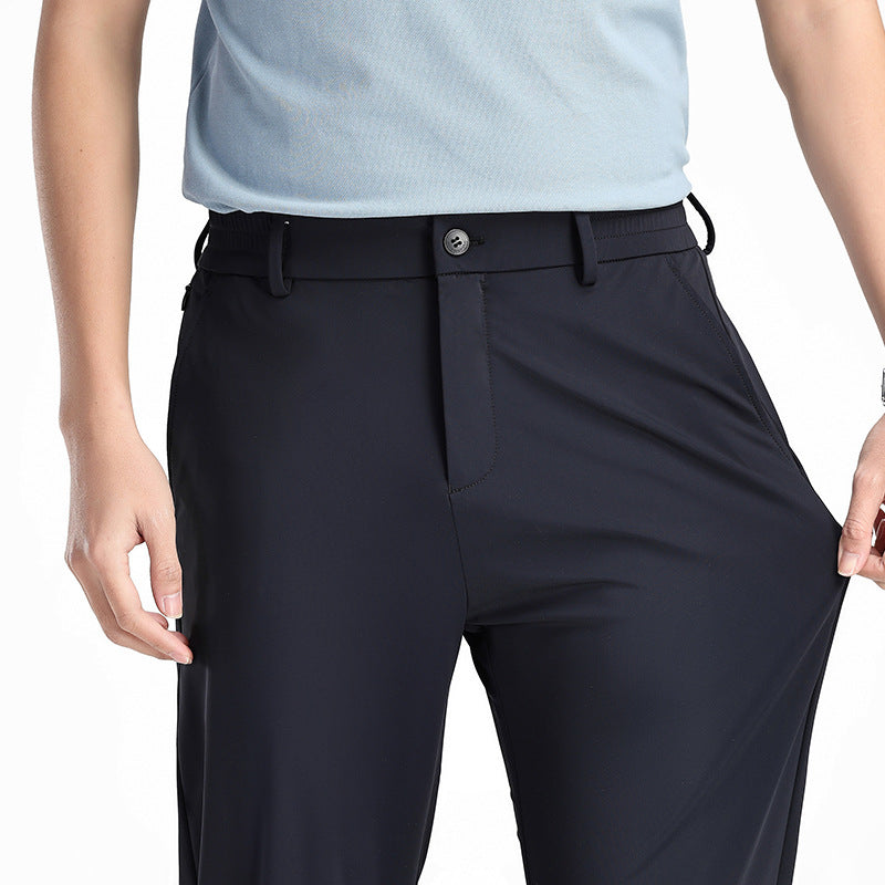 Pantaloni neri eleganti da donna, tessuto leggero e traspirante, indossati con maglietta azzurra. Stile casual, perfetti per l'ufficio o il tempo libero.