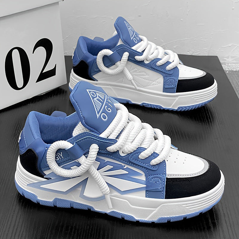 Scarpe da ginnastica bianche e blu con dettagli neri, lacci spessi e suola robusta, su sfondo nero. Design moderno e sportivo.