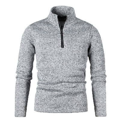 Maglione grigio melange con zip a metà, design casual ed elegante, ideale per l'inverno. Maglione uomo caldo, moda autunno inverno.