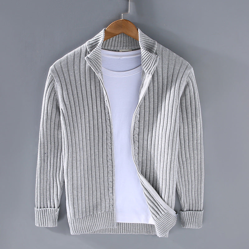 Cardigan grigio a coste su gruccia, abbinato a t-shirt bianca. Moda uomo, abbigliamento casual elegante, maglione invernale.