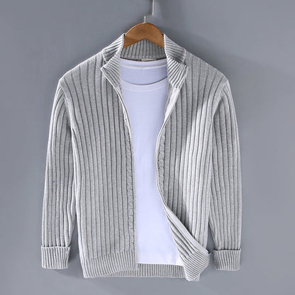 Cardigan grigio a coste su gruccia, abbinato a t-shirt bianca. Moda uomo, abbigliamento casual elegante, maglione invernale.