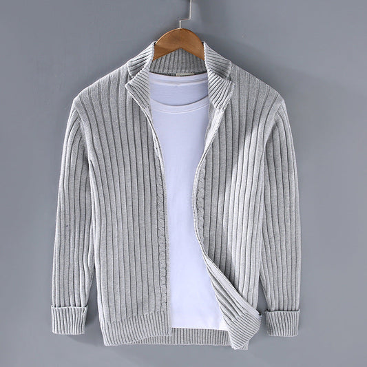 Cardigan grigio a coste su gruccia, abbinato a t-shirt bianca. Moda uomo, abbigliamento casual elegante, maglione invernale.