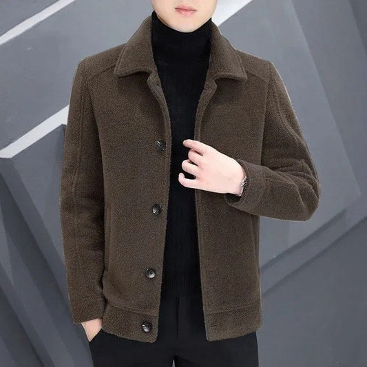 Giacca invernale marrone da uomo, stile casual elegante, con bottoni neri e collo a camicia, indossata su maglione nero. Moda maschile autunno inverno.