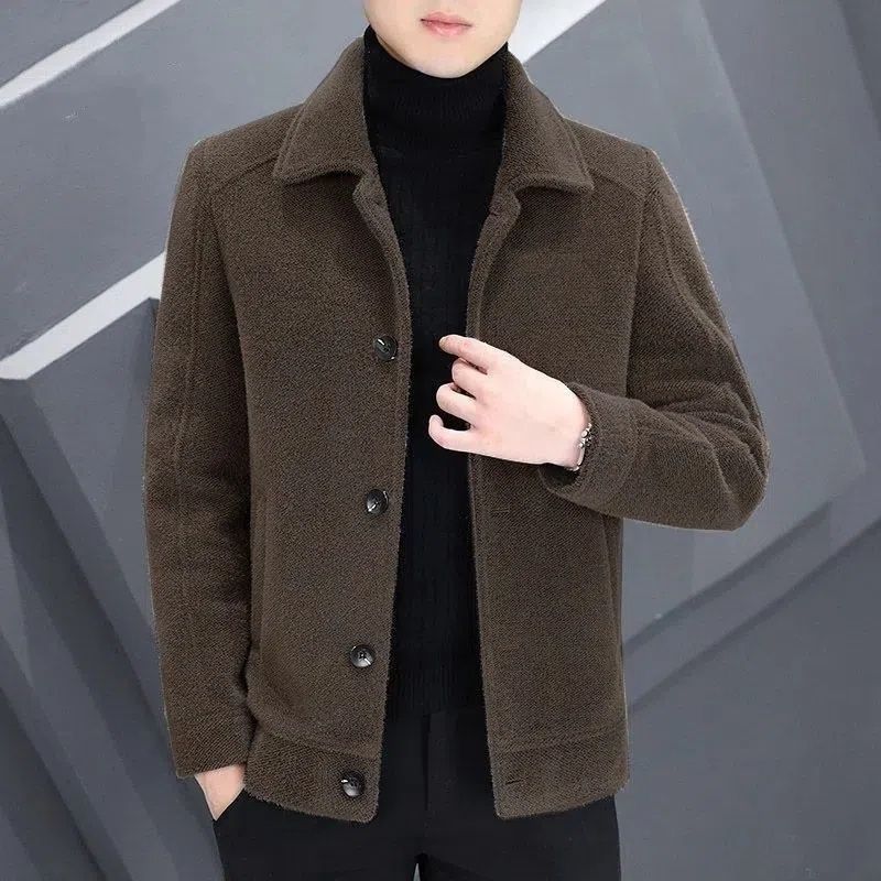 Giacca invernale marrone da uomo, stile casual elegante, con bottoni neri e collo a camicia, indossata su maglione nero. Moda maschile autunno inverno.