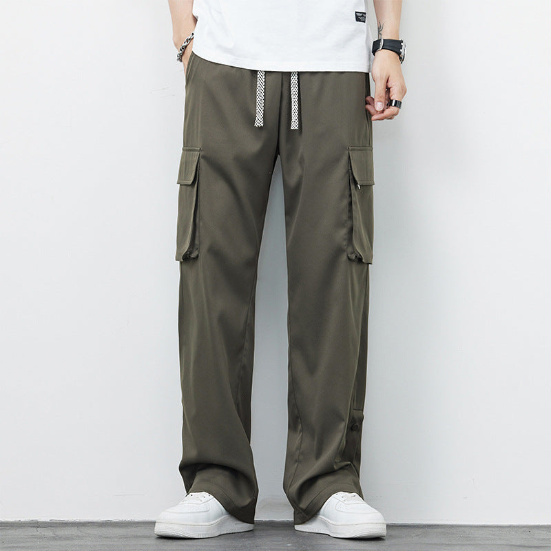 Pantaloni cargo uomo verde oliva, tasche laterali, stile casual, abbinati a scarpe bianche e t-shirt bianca. Moda maschile contemporanea.