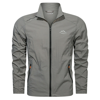 Giacca a vento grigia da uomo, leggera e impermeabile, con zip frontale e tasche laterali. Ideale per escursioni e attività outdoor.