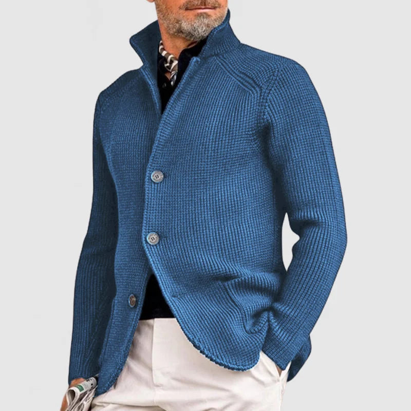 Giacca uomo blu in maglia, elegante e moderna, con bottoni, indossata su camicia nera. Stile casual chic, moda maschile autunno inverno.