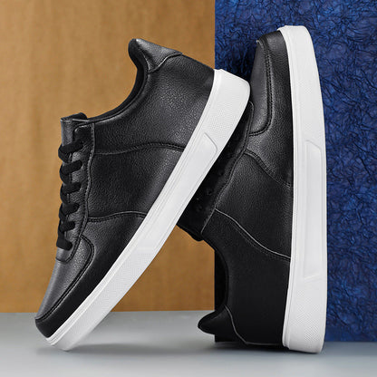 Scarpe da ginnastica nere in pelle con suola bianca, design moderno ed elegante, perfette per look casual e sportivo.
