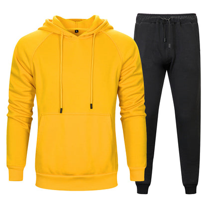 Felpa gialla con cappuccio e pantaloni sportivi neri, abbigliamento casual uomo, moda streetwear, set comodo per attività sportive e tempo libero.