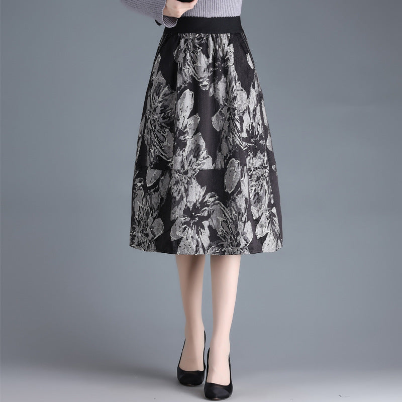 Gonna midi floreale nera e grigia, indossata con tacchi neri. Moda donna elegante, abbigliamento autunnale, stile casual chic.