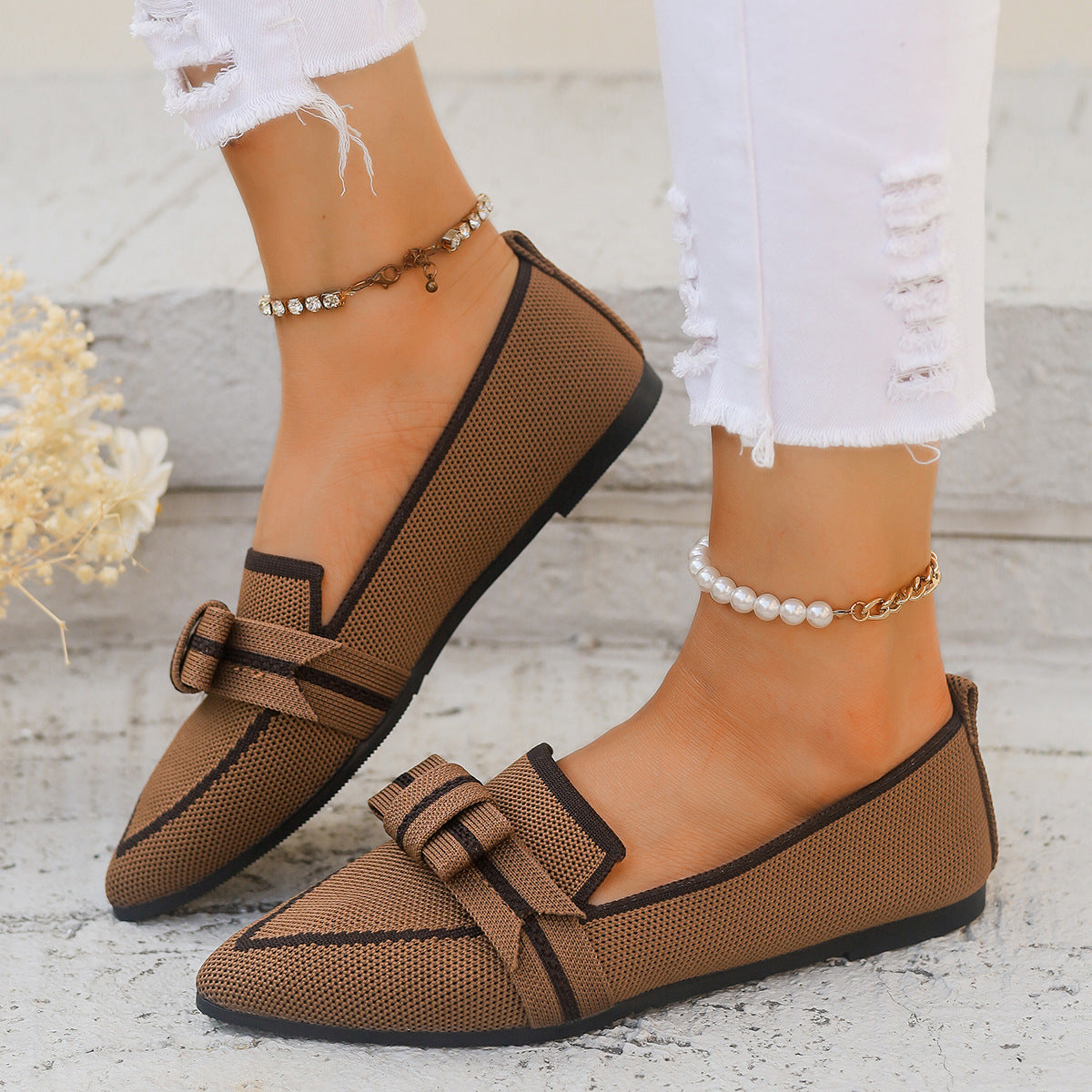Scarpe mocassini marroni con fiocco, indossate con jeans bianchi strappati e cavigliere perle e catena. Moda donna, calzature eleganti casual.